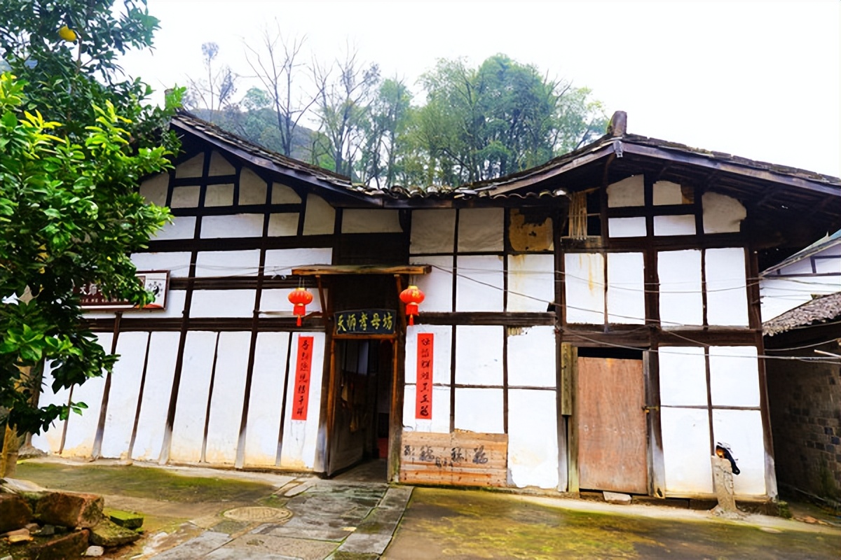 问道龙虎山，观“天下三绝”，“道教第一山”碧水丹霞入画来