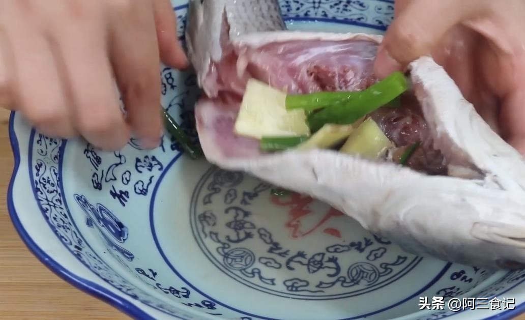 蒸鲈鱼的正确做法不腥不柴,怎么蒸鲈鱼的正确方法