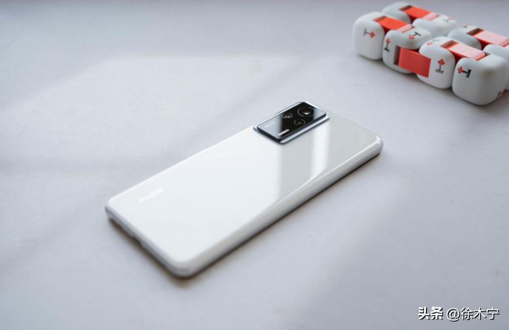 2000元左右性价比高的手机2023款,2000元价位的最新5款性价比手机