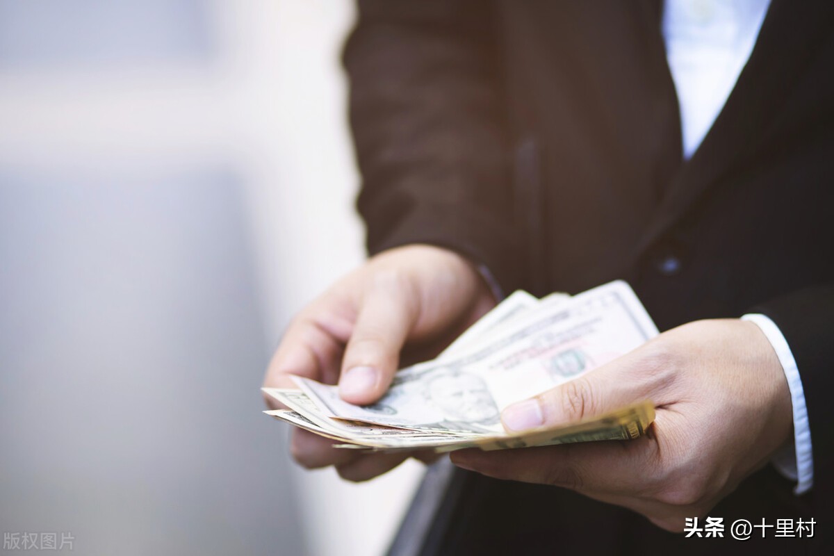 辛巴与董宇辉争论的到底是什么,董宇辉和辛巴的玉米测评