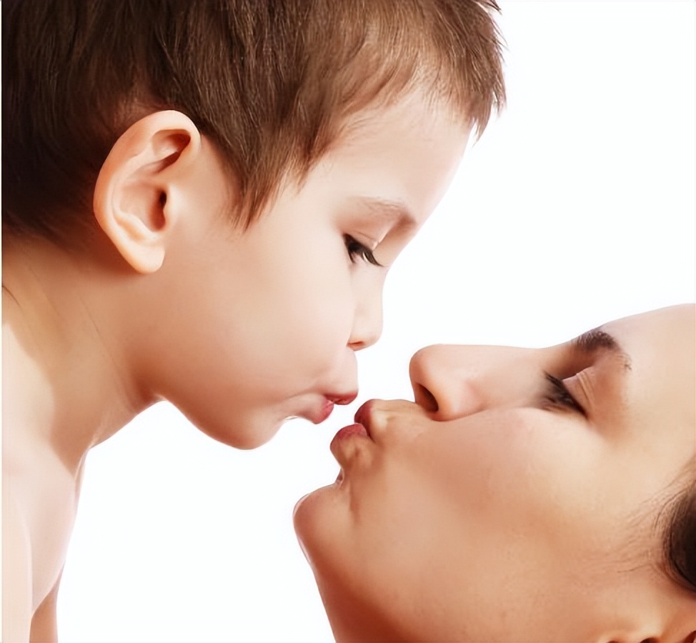 儿子“摸”胸部成瘾，6岁开始迷恋一个动作，让妈妈难为情