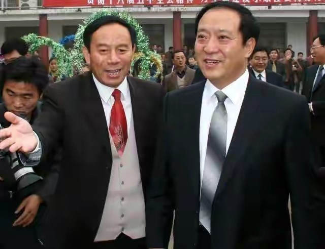 牛群和冯巩晚年见面,牛群辞官