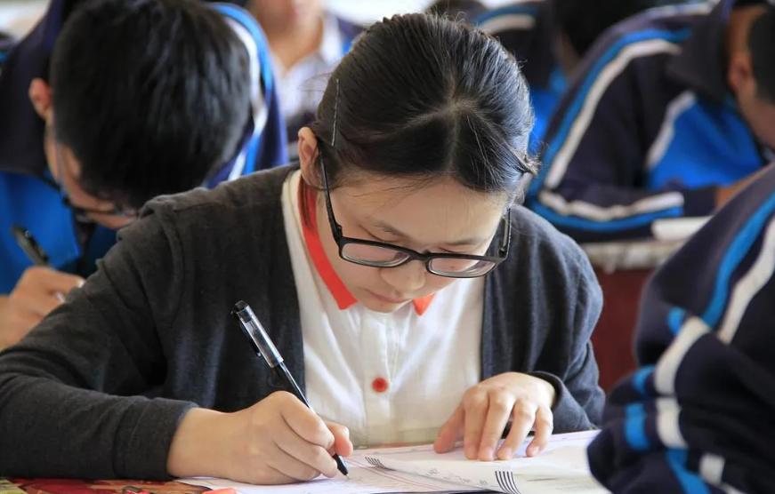 这届模范生有毒！光荣榜上座右铭太好笑，“广告招租位”永远的神