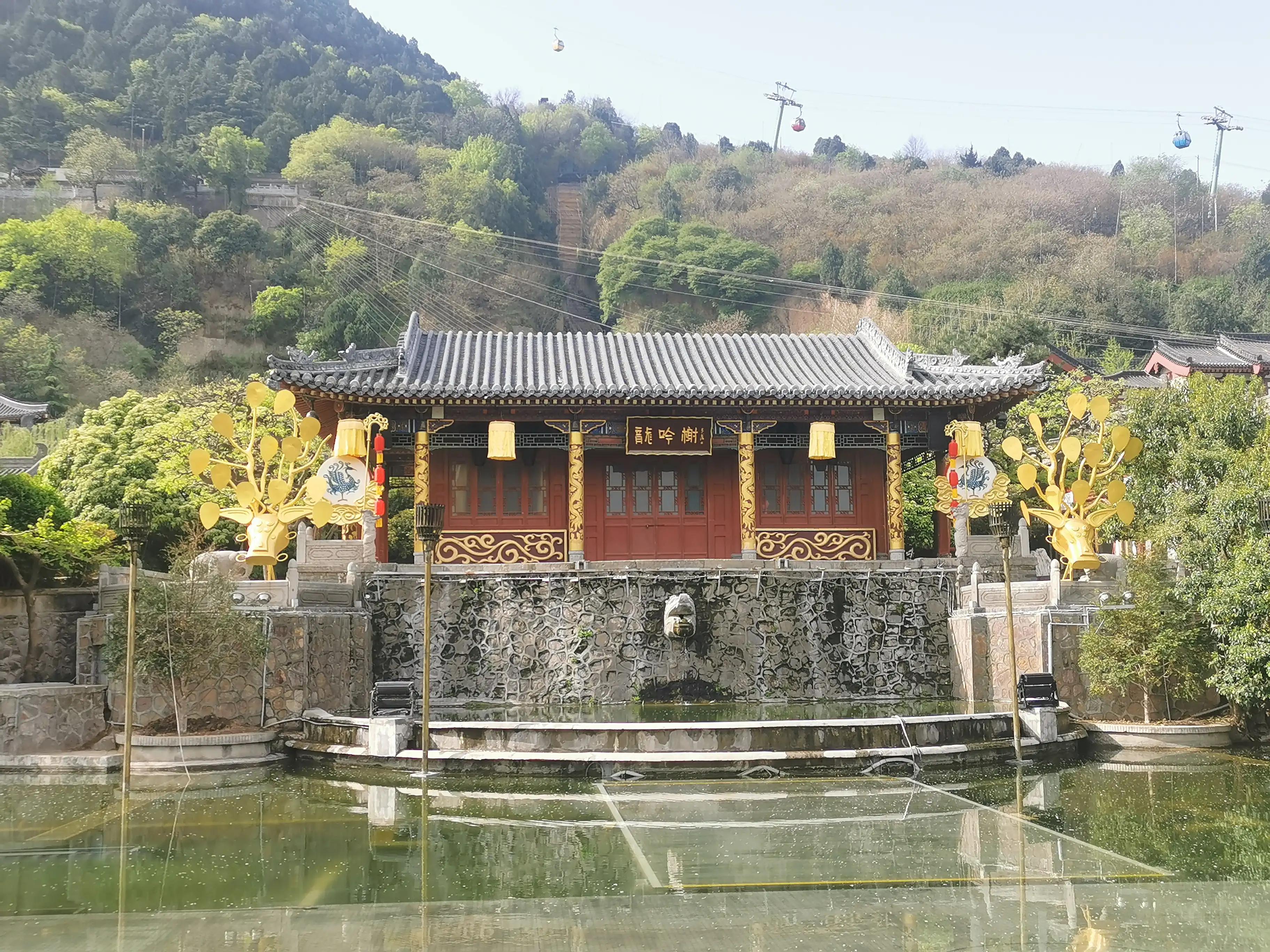 华清池温泉水滑洗凝脂,春寒赐浴华清池温泉水滑洗凝脂