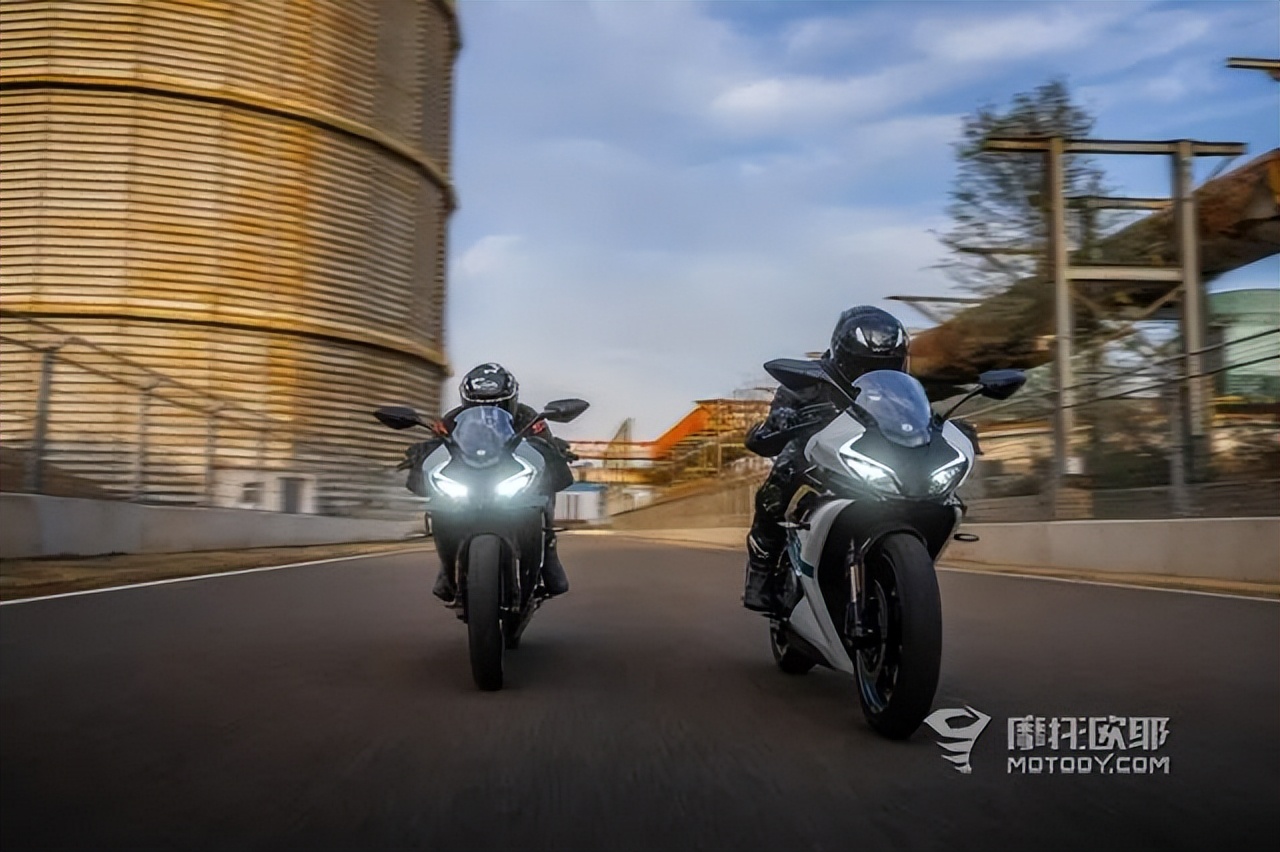 新款250SR竟然和450SR同质化，春风是在自找苦吃吗？