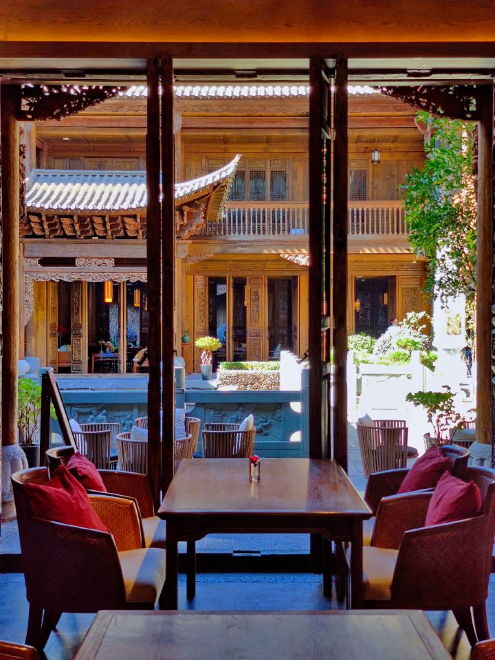 这座好吃好玩好住的云南小城，我劝你一定早点去