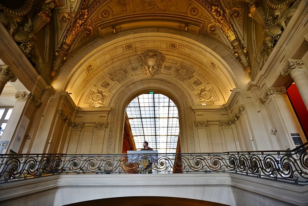 卢浮宫在历史上经历了怎样的改造？它在法国有怎样的地位？