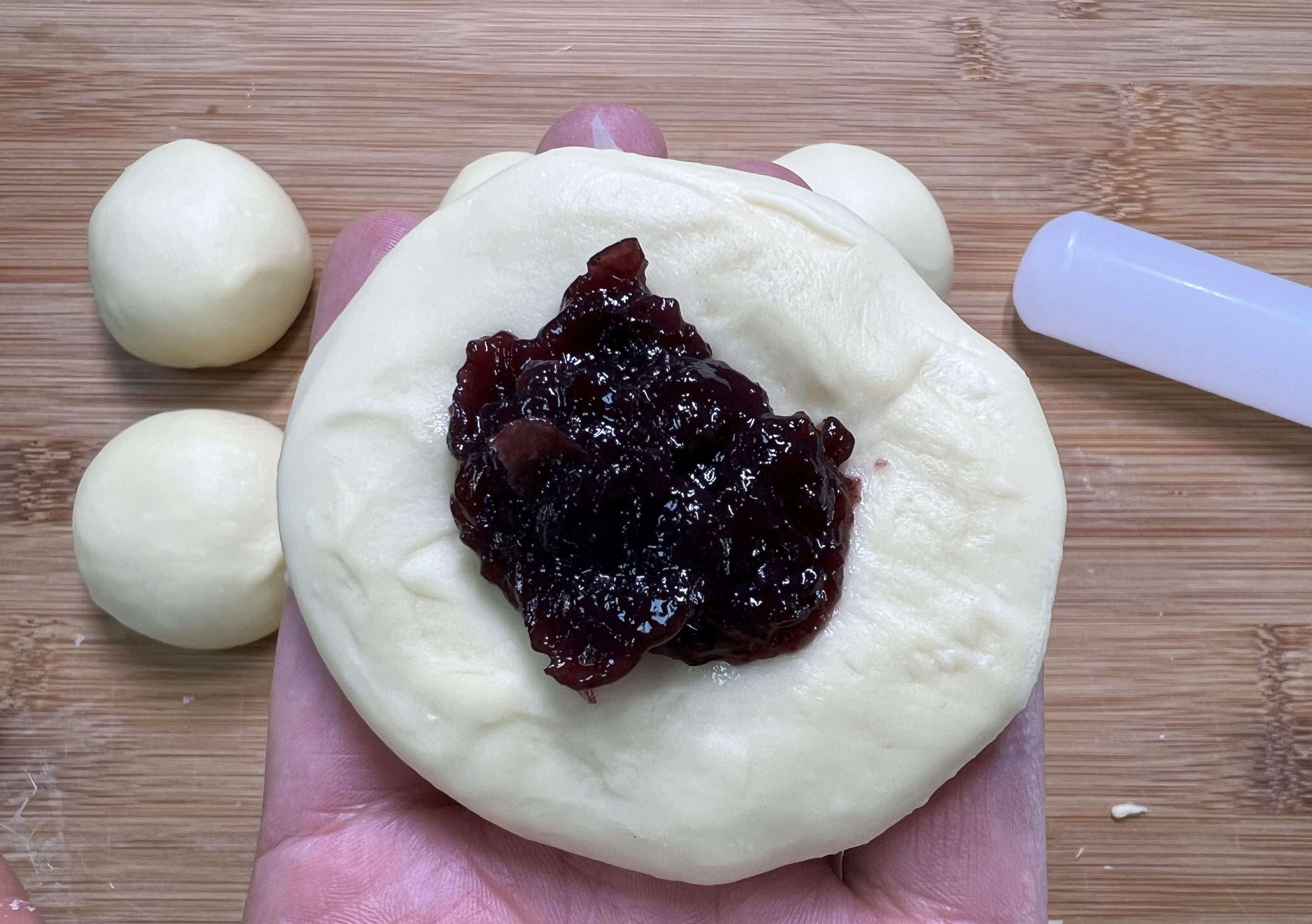 蓝莓果酱面包松软香甜味道好,蓝莓果酱切片面包正宗做法