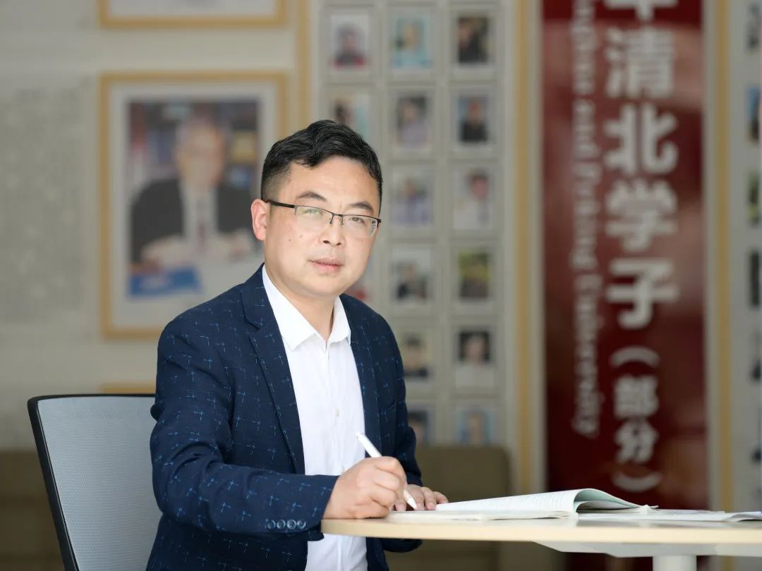 祝贺!绵阳南山中学王小波老师荣获绵阳市“先进工作者”荣誉称号