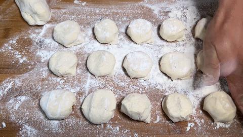 水煎包要想好吃，关键记住这两点，底部金黄，蓬松柔软，馅料鲜美