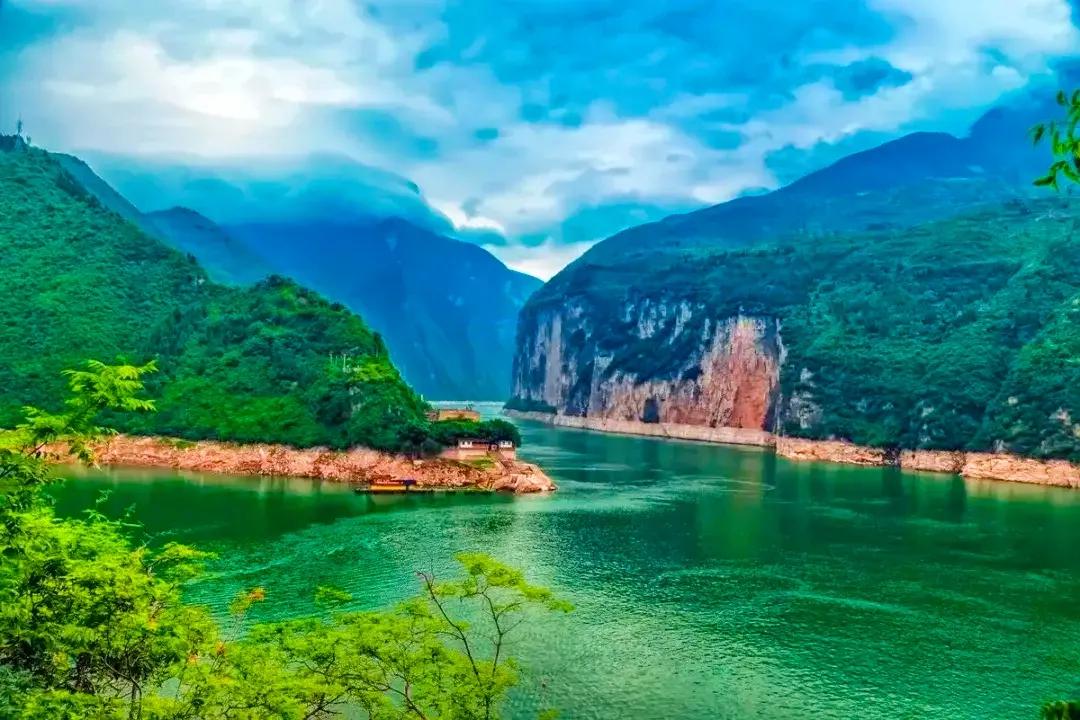 朝辞白帝彩云间中的白帝城指,早发白帝城和朝辞白帝彩云间