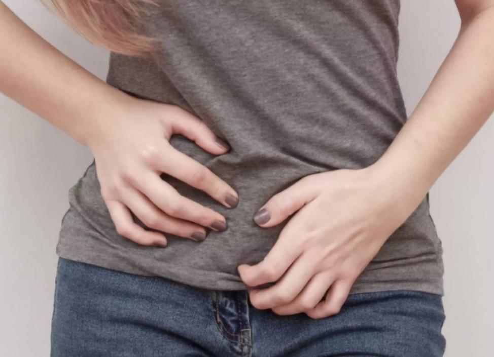 女子腹部痒，医生用镊子夹出16只阴虱！原来阴虱有4个传播途径