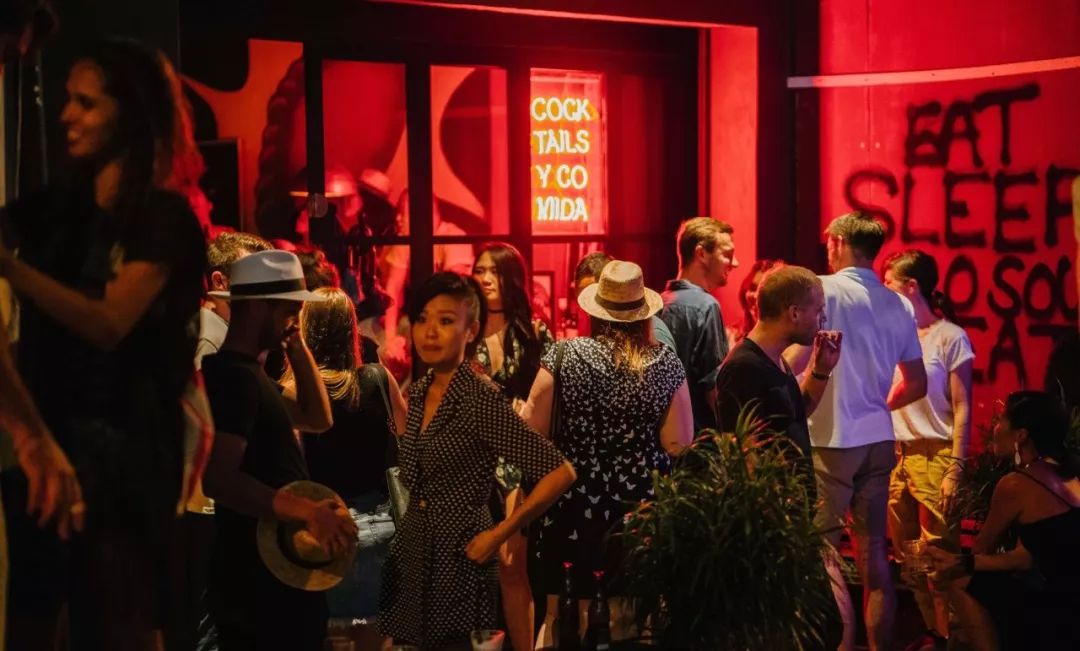 外国姑娘告诉我，模特这行不好做，全靠背地里干兼职