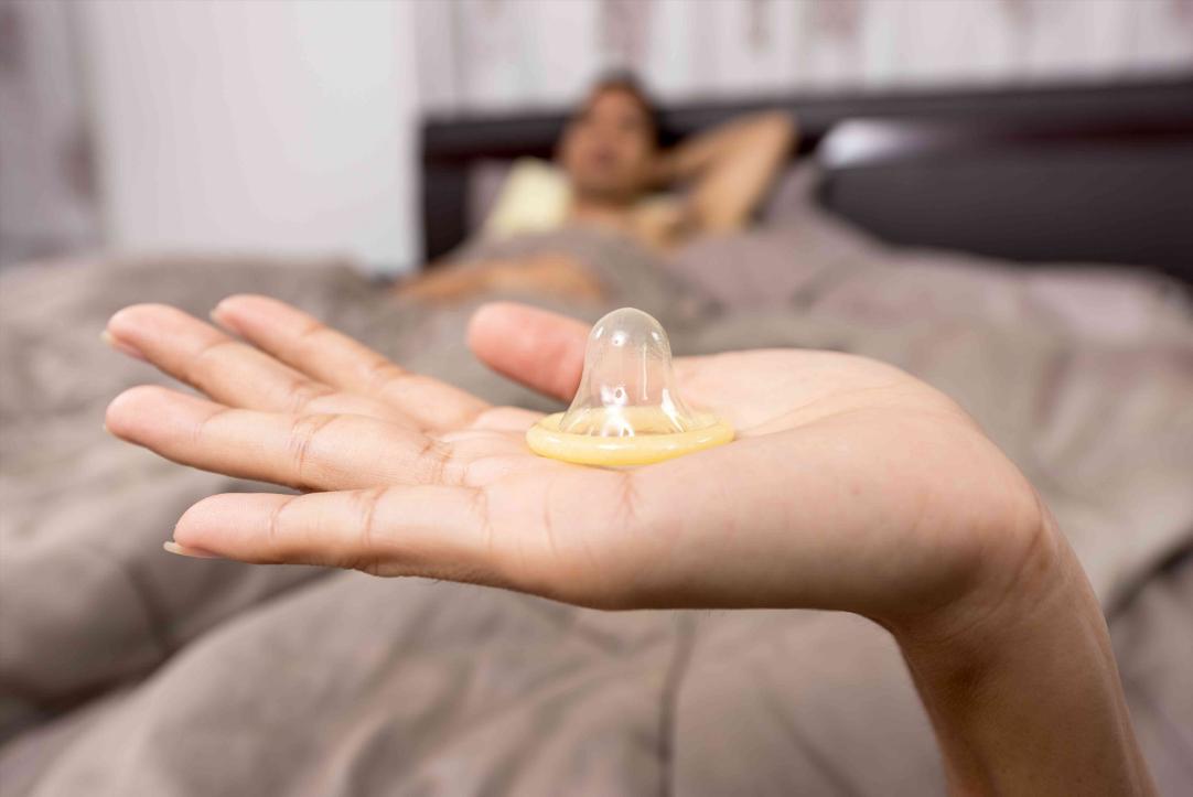 安全套“套”上就完事？这4个错误做法，不少男性还没意识到