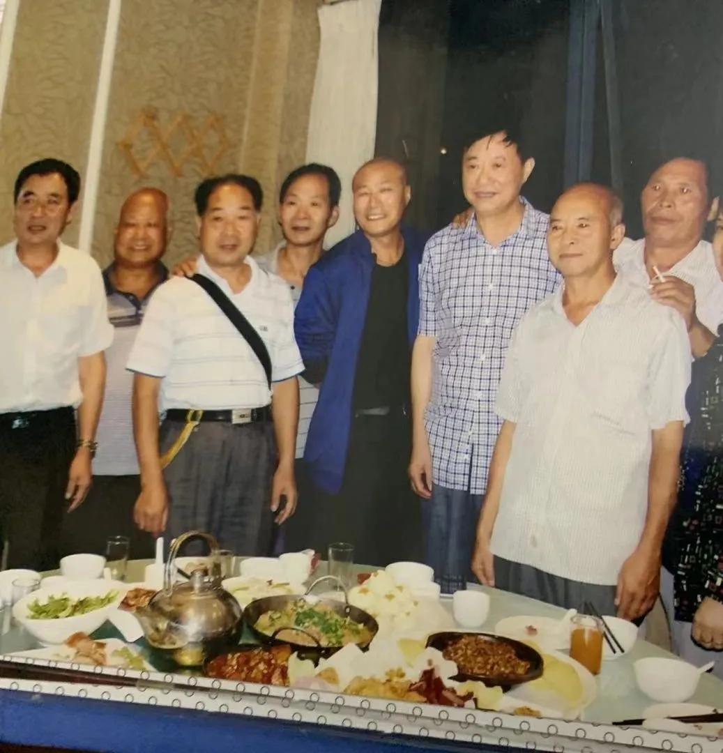 一等功老兵隐姓埋名36年采访,一等功退伍老兵慰问战士