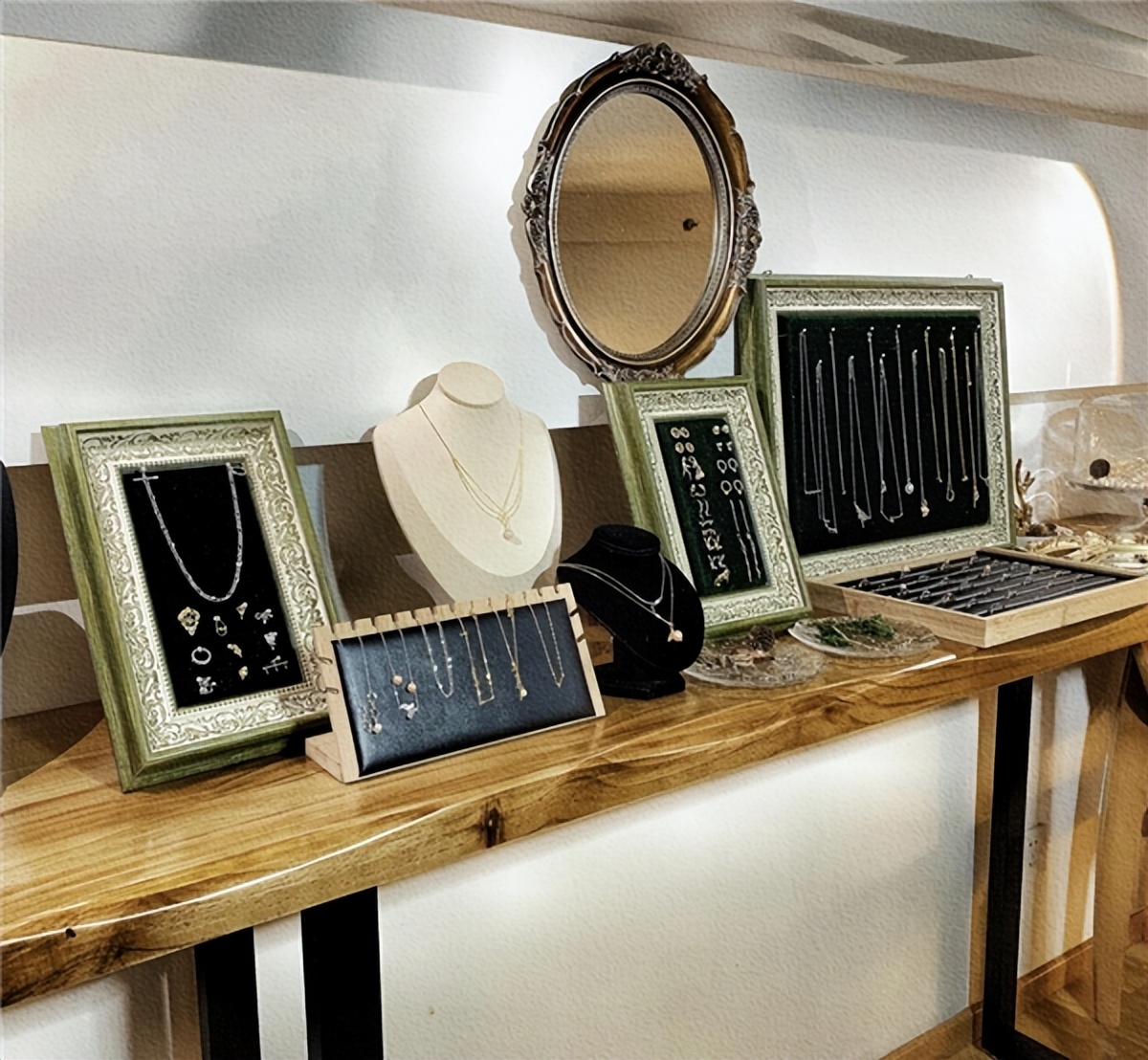 在十八字金银饰DIY（时代广场店）里，送一份自己小浪漫