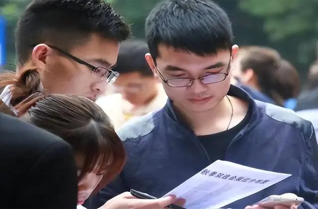 毕业生“广撒网”式投简历，却都石沉大海，HR直言不会看这些简历