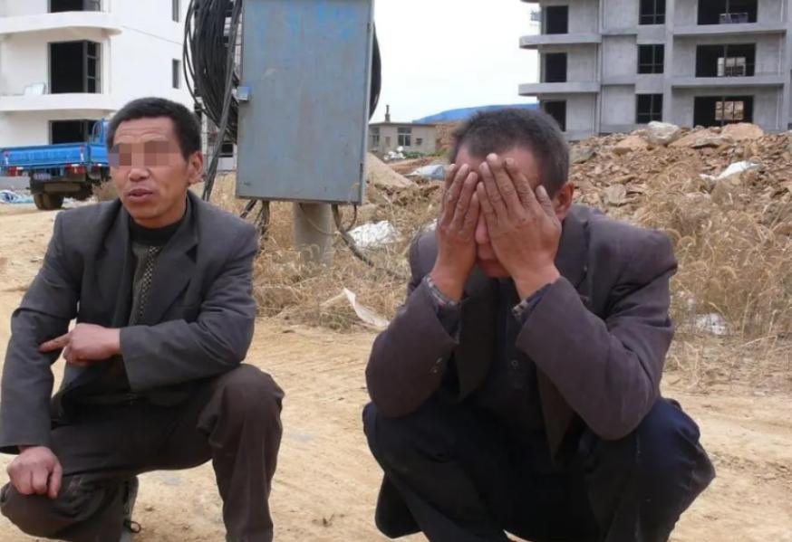 某地女子工地干活撞见男子撒尿，日思夜想成病，竟报警让对方负责