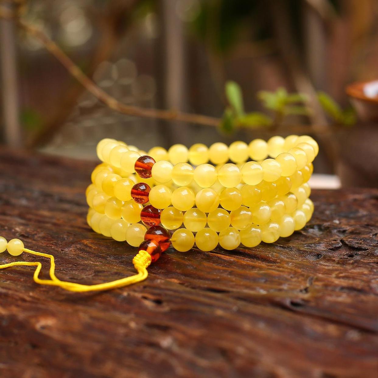 如何把玩琥珀蜜蜡手串变亮呢,琥珀蜜蜡手串适合女士吗