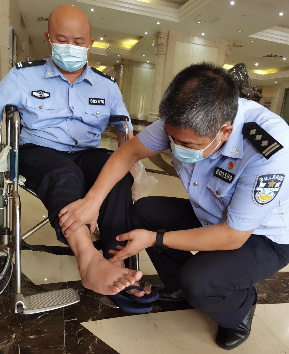 公安坚守抗疫一线,疫情防控公安保障视频