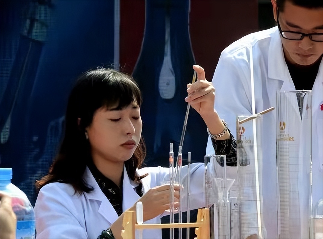 农村小伙自己酿酒喝,农村小作坊酿酒能不能喝