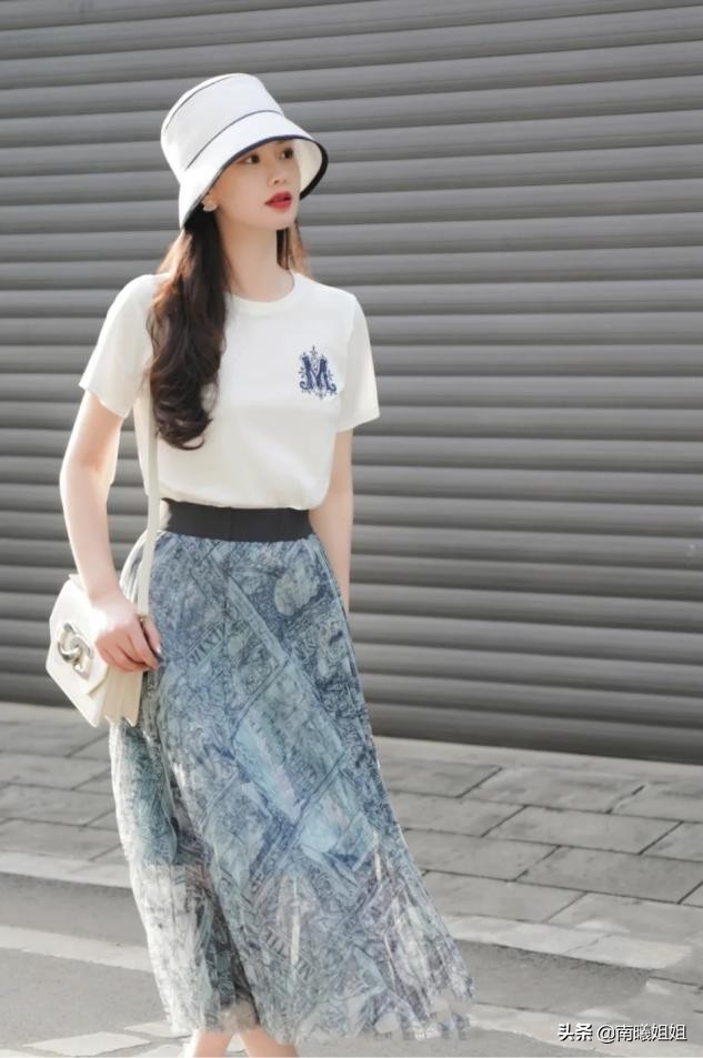 今夏穿t恤时注意避开的3款,减龄洋气显瘦爆款t恤