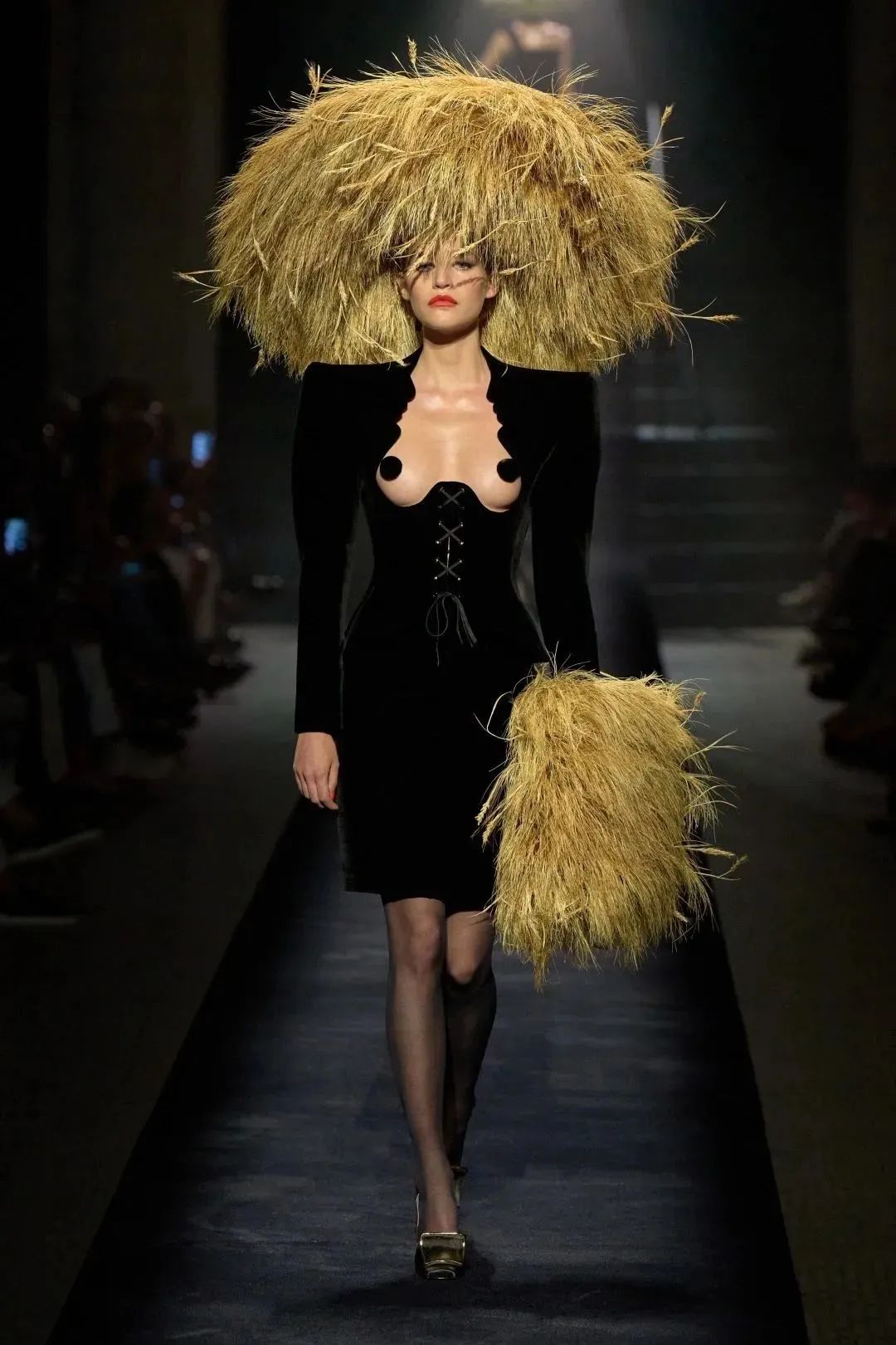 让我们从“茜茜公主”开始，聊聊内衣这件事儿