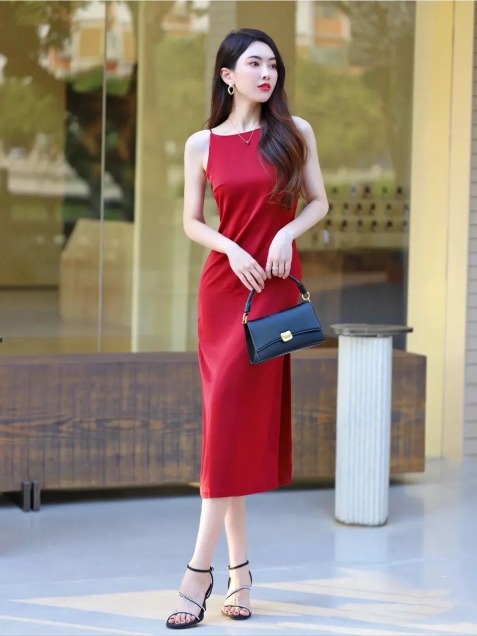 今年流行的连衣裙让你穿出女神范,穿春款连衣裙适合穿啥裤子