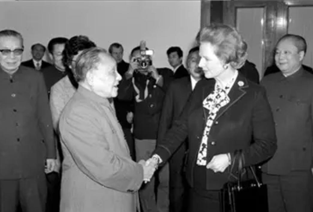 1997年香港回归前夕，卓琳向江*民泽**提出：我要代*小平邓**去香港看看