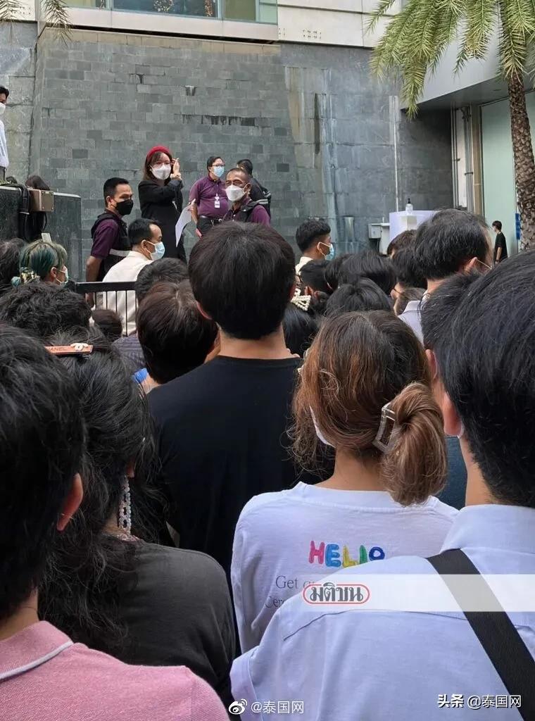 顾客扎堆挤爆商场,商场挤爆