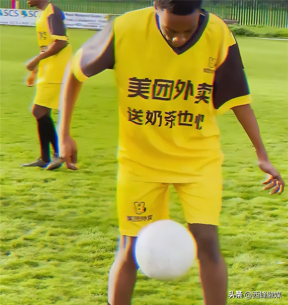 加纳球衣撞衫外卖小哥狗狗,加纳球衣“撞衫”外卖员