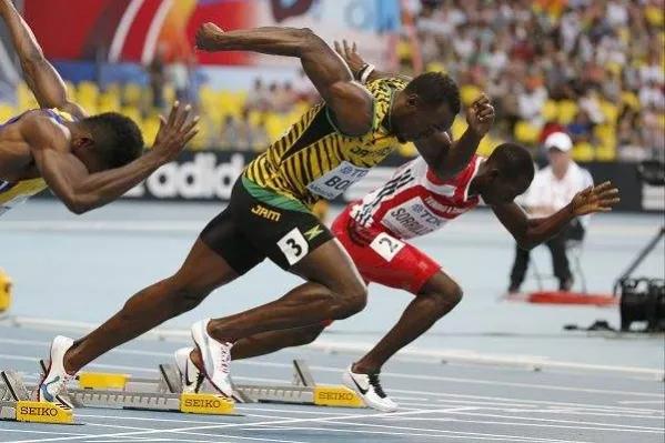 小脚趾被撞肿了怎么办,小脚趾被撞了骨头移位怎么办