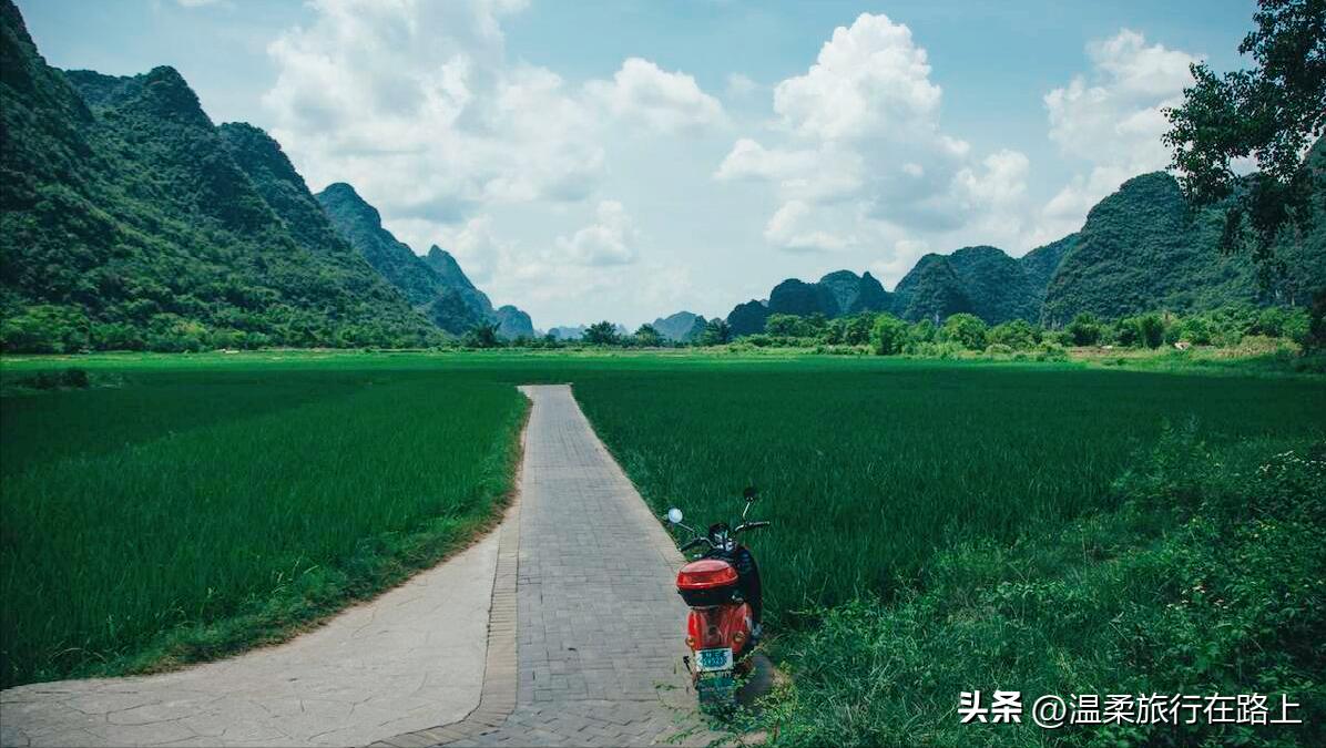 阳朔遇龙河，十里画廊万顷碧水，高山峻岭，美不胜收的山水画廊