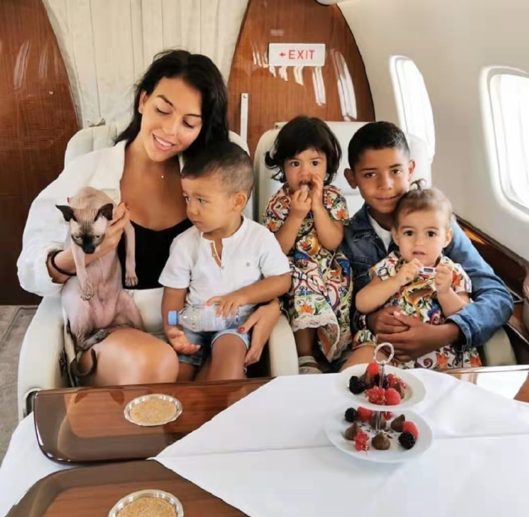 c罗龙凤胎儿子不幸夭折网友评论,c罗龙凤胎儿子夭折球迷鼓掌