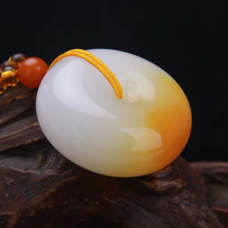 和田白玉泛黄还是泛青好,佩戴和田白玉对身体有什么好处