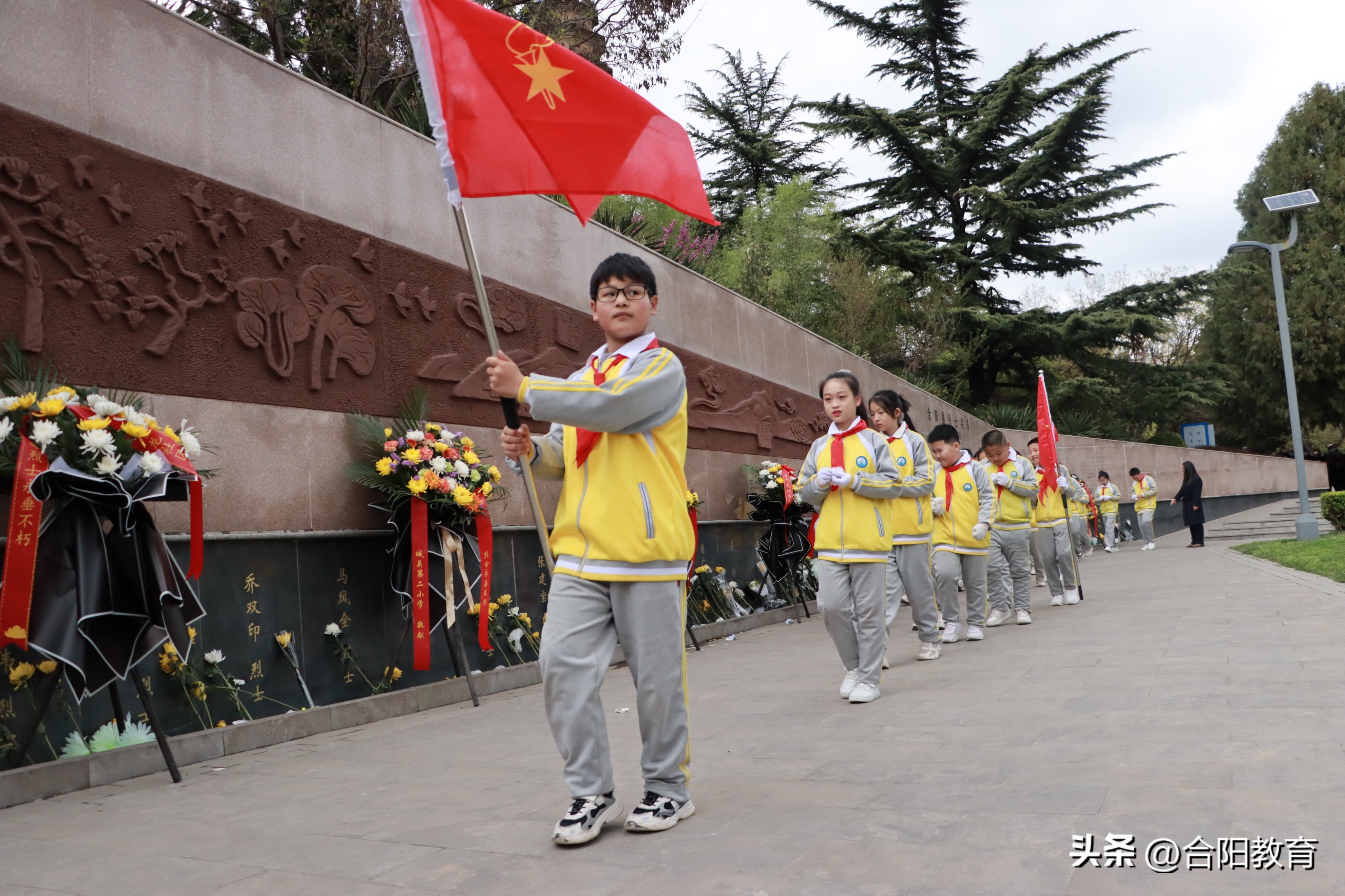 学生参加清明网上祭英烈活动照片,清明主题线上祭英烈活动学生图片
