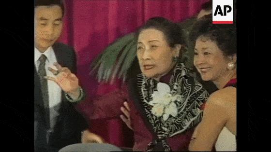 都炫耀起鸽子蛋了，她还是嫁了个假豪门？