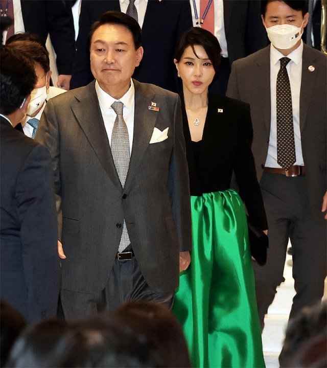 站在太太团角落的韩国夫人成小透明？换成绿裙风光了，女主脸太美