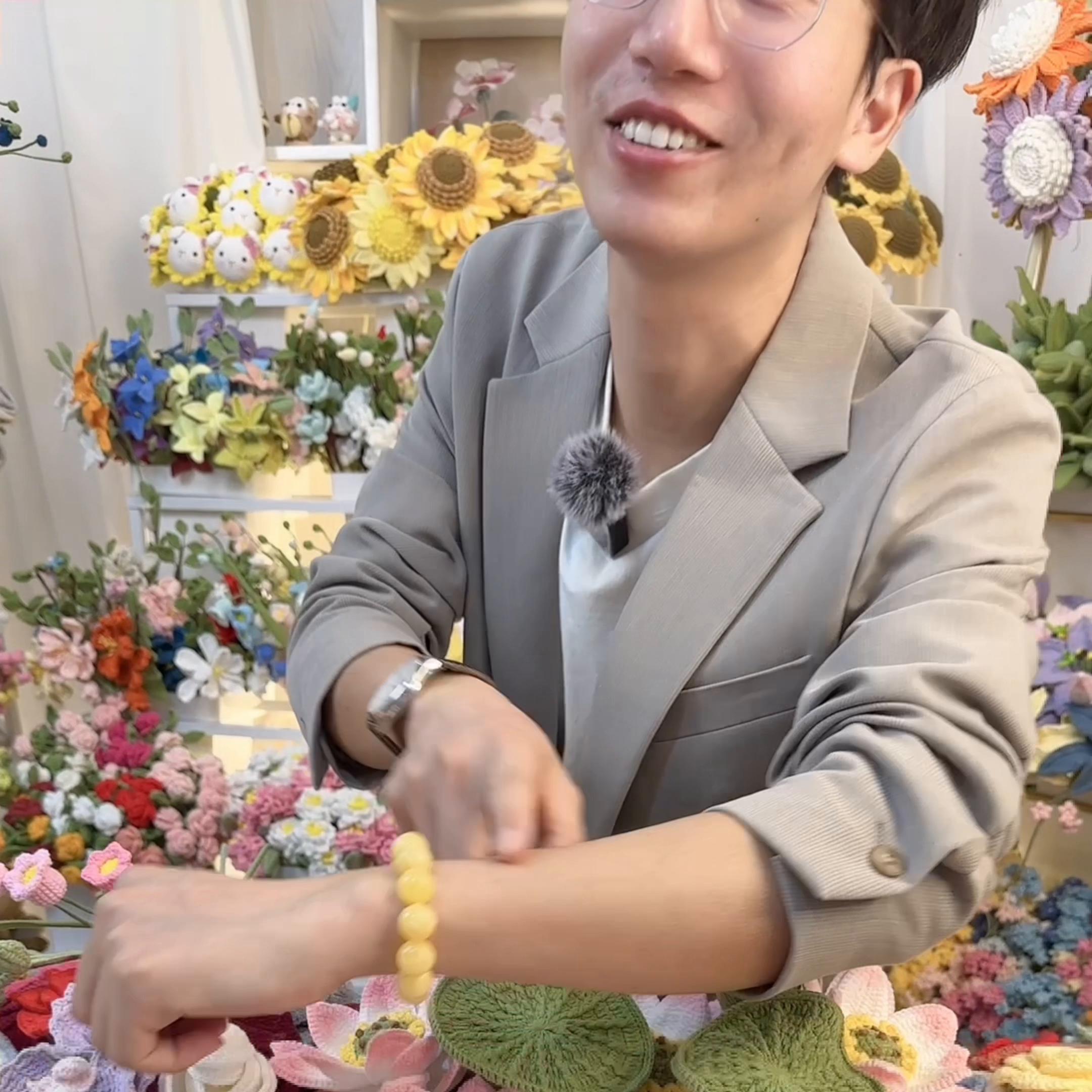 姐妹们看到这段的已经忍不住掉眼泪,这刻的幸福我都藏不住...