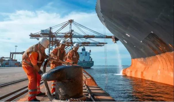 货船船员怎么上船,货船船员工资会降吗