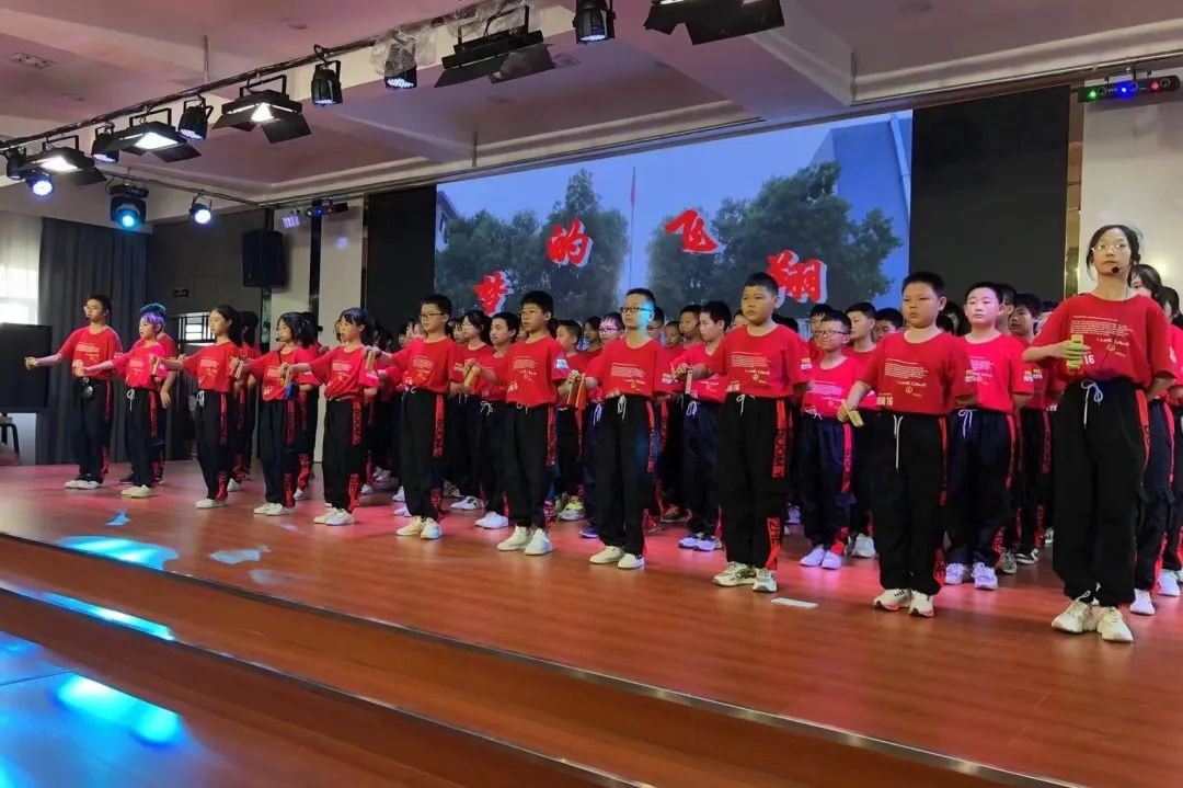 万二小举行2016级毕业典礼暨毕业班综合素质拓展活动