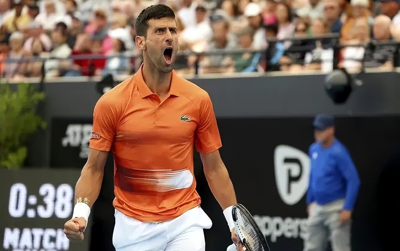 德约现身球场练习,德约帅气背身救球