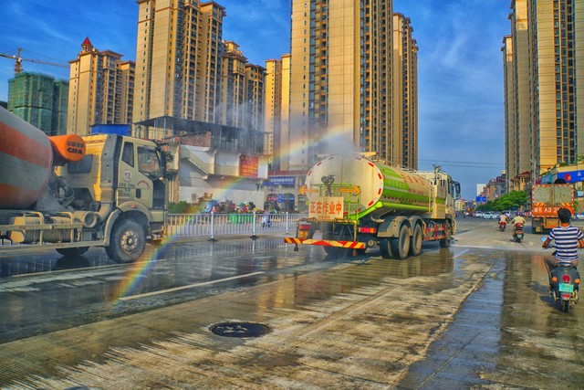 夏日的城市，大街小巷温暖的微风轻拂着人们的脸颊，带来一丝凉意