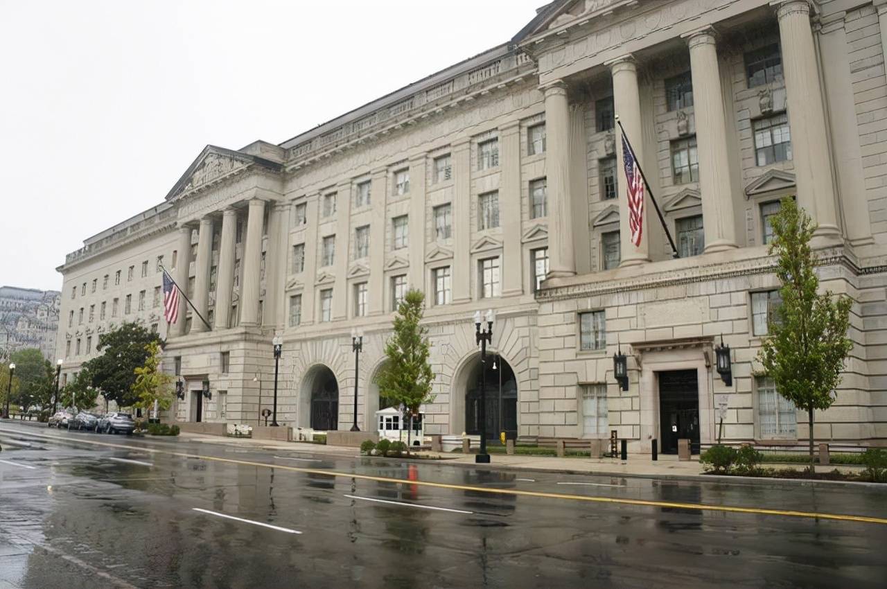 美国华裔部长骆家辉：任期内多次*压打**华为，卸任后竟来中国捞金？