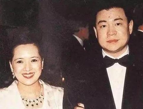 分手向前任讨要*裤内**,60岁公然出柜,“癫王”洪朝丰到底经历了啥