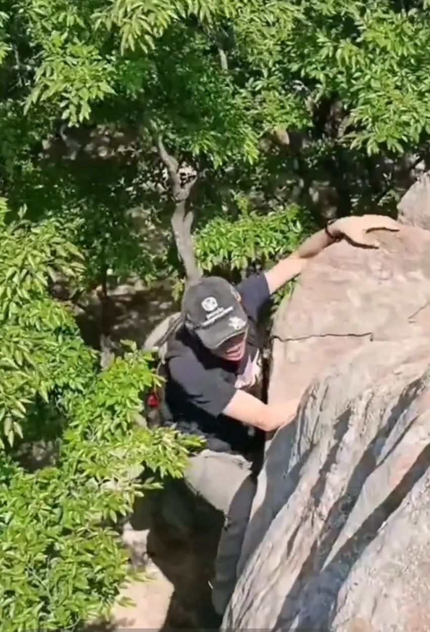 20230513嵩山月亮坡四号线溜腿，旁边的小山脊又出意外了