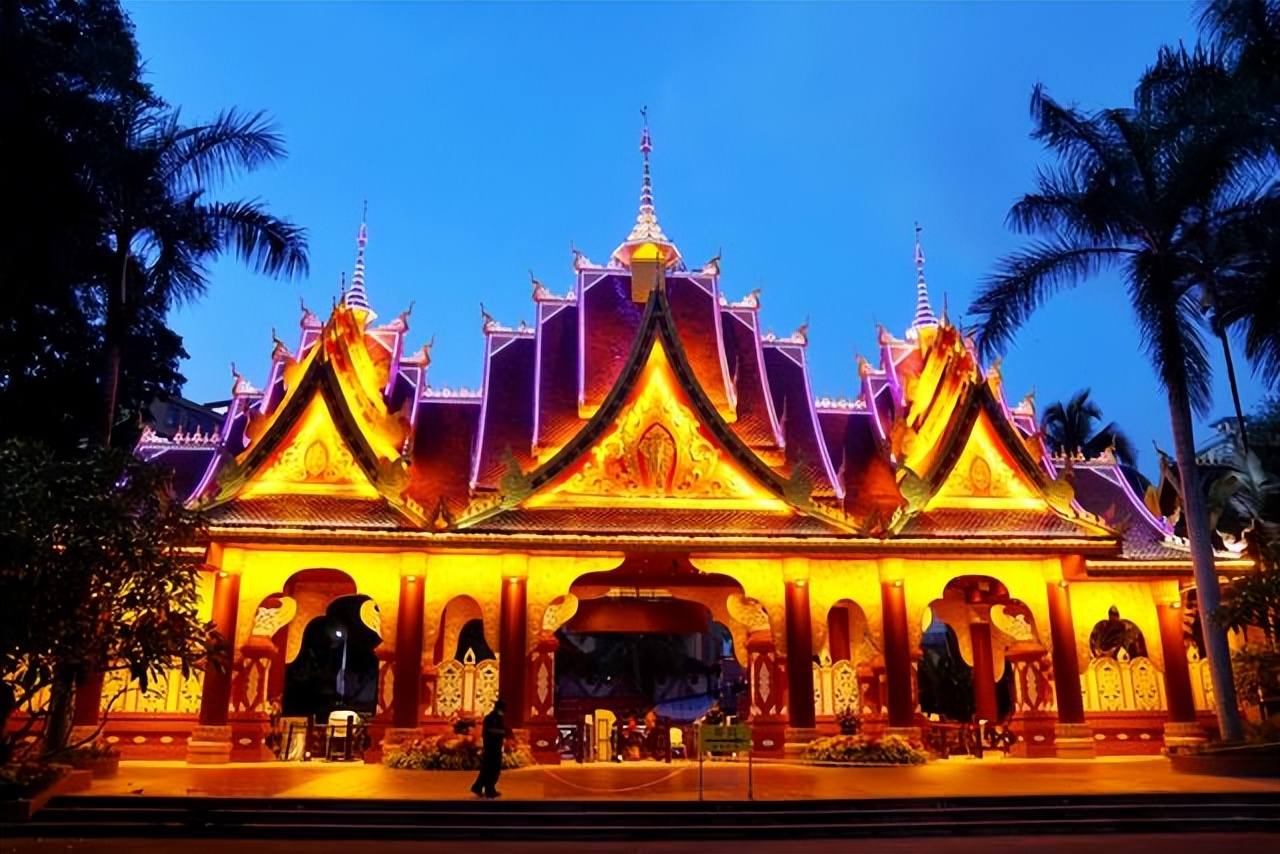 云南西双版纳曼听公园有泰国韵味,西双版纳曼听傣族村寨风景