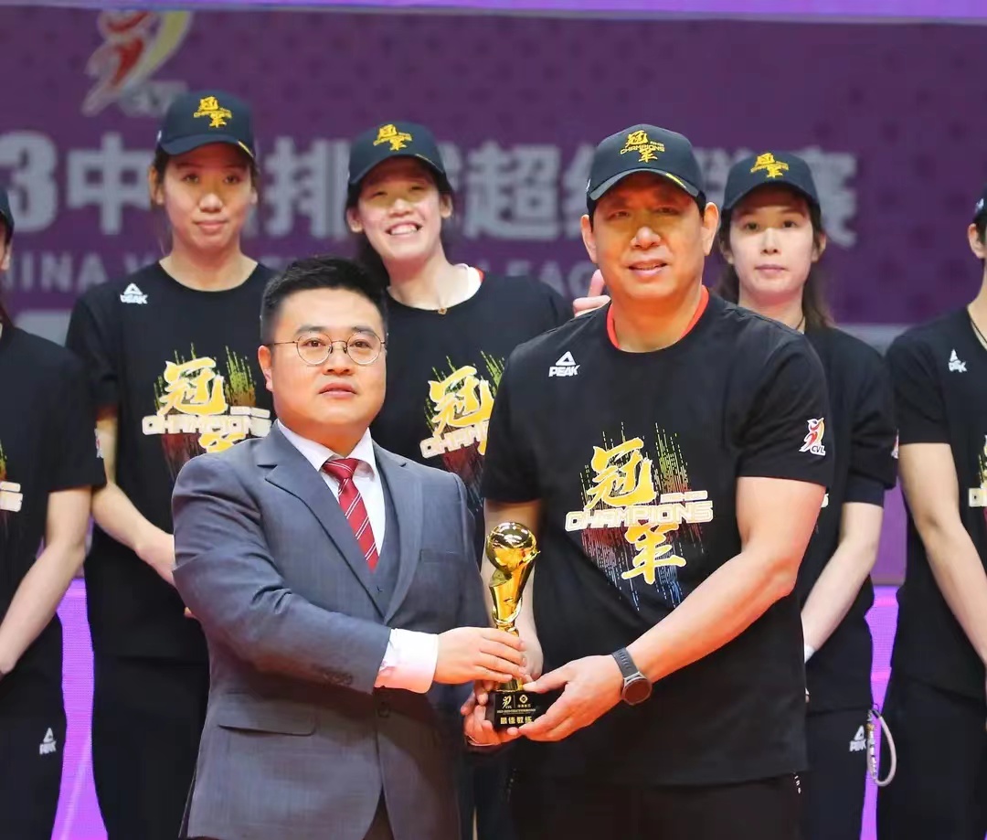 李盈莹等天津女排冠军成员凯旋受欢迎，王宝泉说出广大球迷心愿！