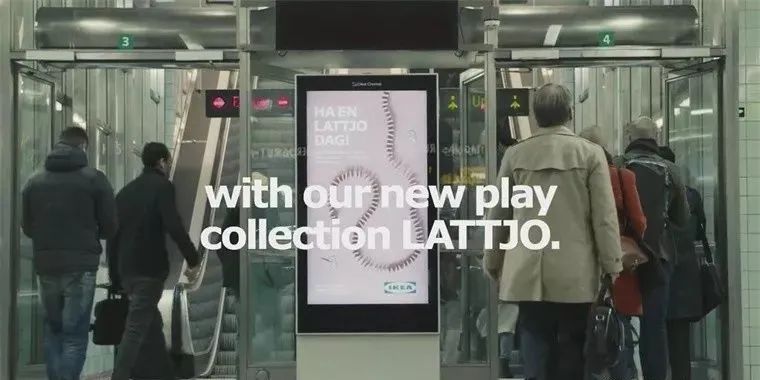 跟着飞机跑、可以喝、会传染，这些户外广告牌不一般