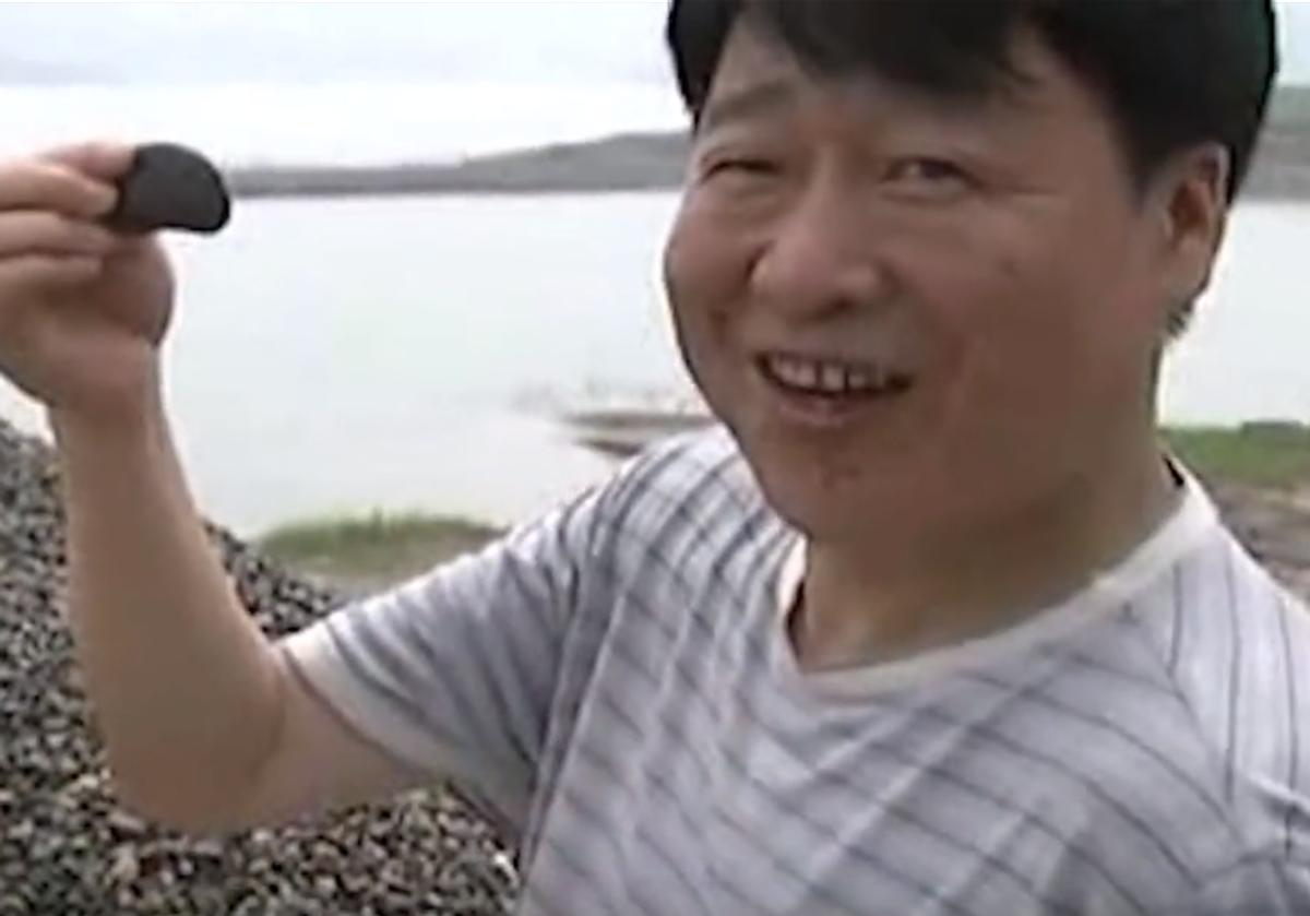 男子获得了点石成金的金银戒指,男子点石成金